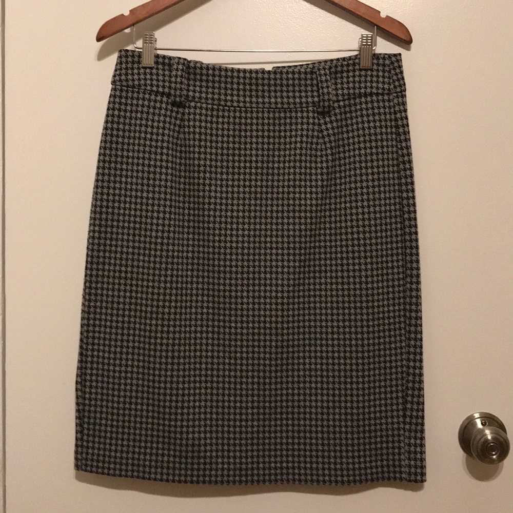 Grey and black houndstooth skirt
